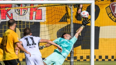 Torwart Tim Schreiber (Dynamo Dresden, r) kann das Tor zum 2:2 nicht verhindern. (Foto: Robert Michael/dpa)