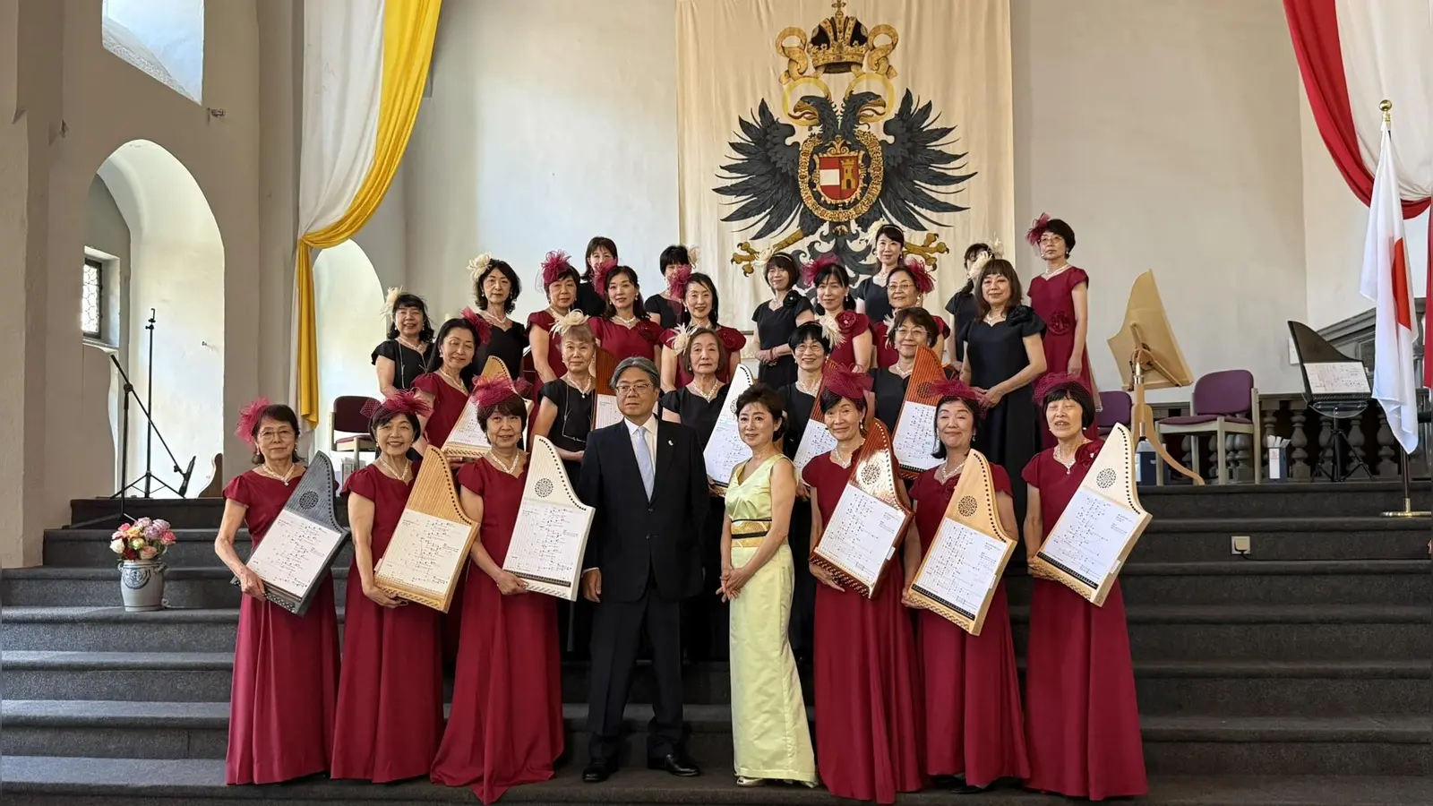 Im Kaisersaal ging wenige Tage nach der letzten Festspielaufführung des Pfingstwochenendes ein ungewöhnliches Konzert über die Bühne. Frauen aus Japan musizierten dort mit Veeh-Harfen. (Foto: Johanna Ulsamer)
