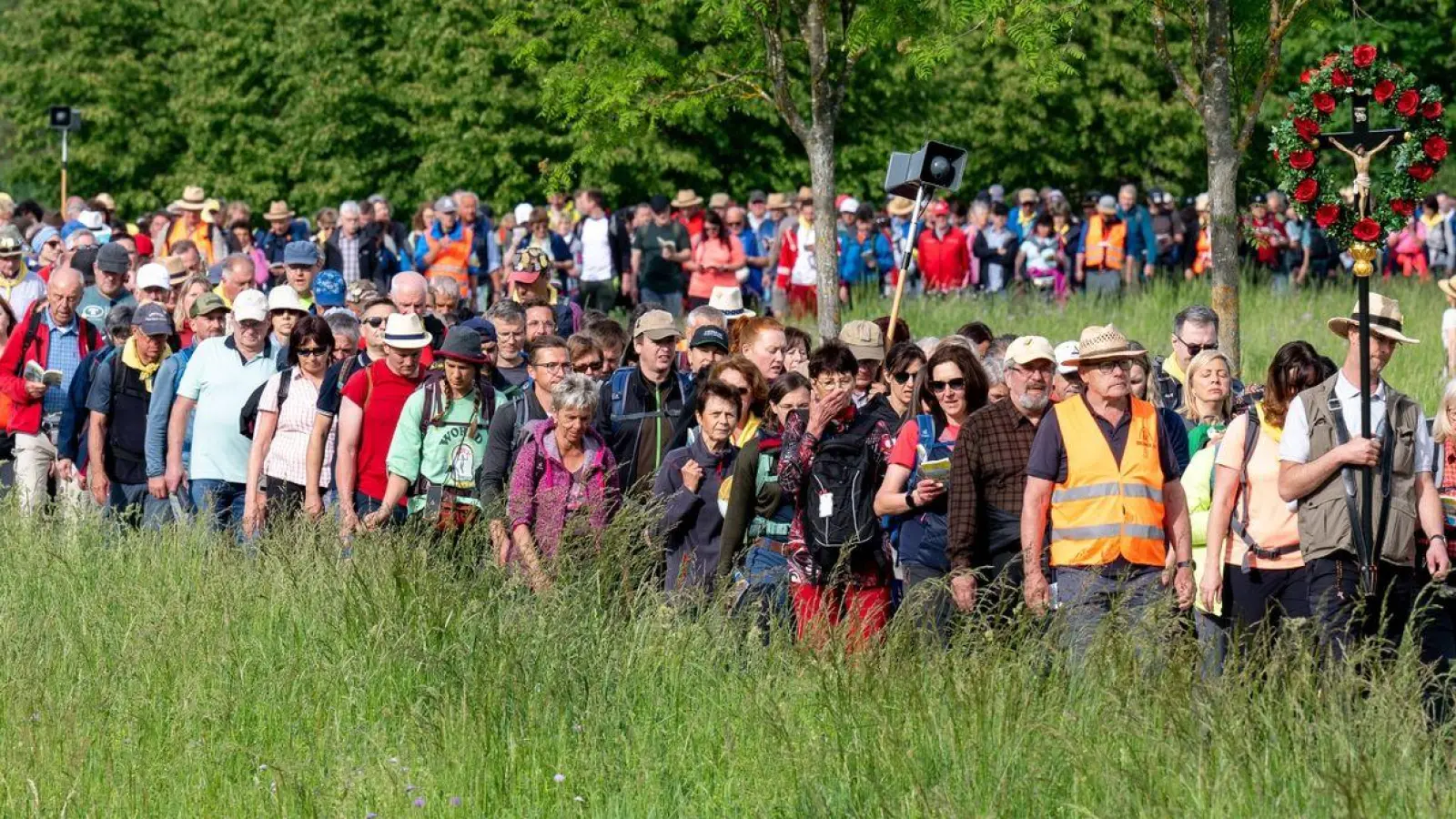 Zahlreiche Pilger starten zur größten Fußwallfahrt Deutschlands. (Foto: Armin Weigel/dpa)