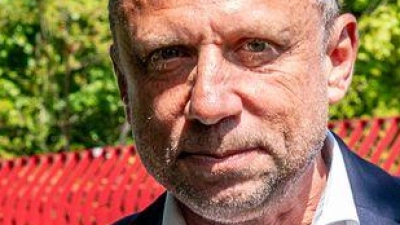 Umweltminister Thorsten Glauber (Freie Wähler) informierte sich über die letzten Vorbereitungen für die Landesgartenschau in Furth im Wald. Zu den optischen Highlights zählt eine Brücke mit „drachenblutrotem“ Geländer - in Anlehnung an das Further Festspiel „Drachenstich“. (Foto: Armin Weigel/dpa)