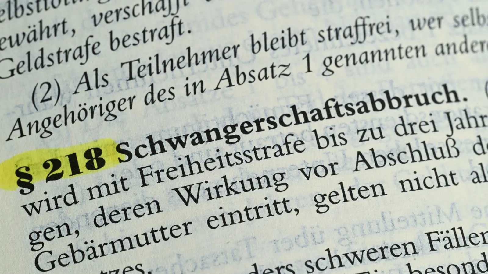 Der Paragraf 218 im Strafgesetzbuch regelt bislang die Strafbarkeit von Schwangerschaftsabbrüchen. (Foto: Bernd Weißbrod/dpa)