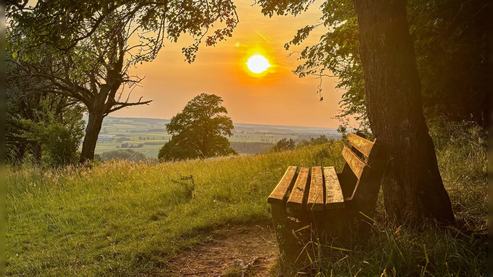 Ein Tag neigt sich dem Ende zu – gesehen auf dem Hesselberg. (Foto: Victoria Fritz)
