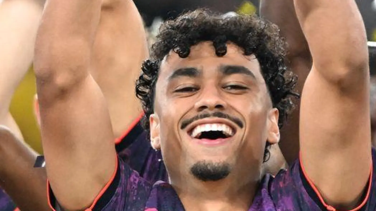 Bayerns Neuzugang Nathaniel Brown trat beim Franz-Beckenbauer-Supercup in ungewohnter Rolle auf.  (Foto: Federico Gambarini/dpa)