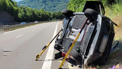 Bei dem Unfall nahe Hechingen wurden laut Polizei vier Menschen verletzt.  (Foto: Ralf Biesinger/dpa)