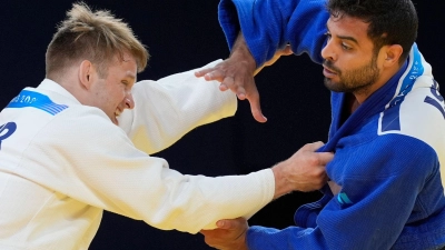Judoka Timo Cavelius (l) wurde nach einer Prügelattacke in der Bundesliga im Krankenhaus operiert. (Archivbild) (Foto: Eugene Hoshiko/AP)