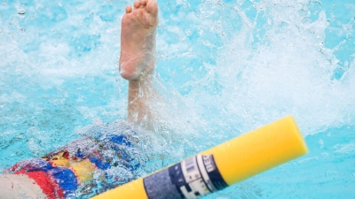 Die ersten Schwimmzüge fallen vielen Kindern schwer. (Symbolbild) (Foto: Julian Stratenschulte/dpa)