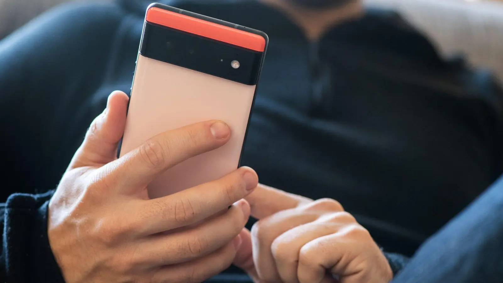 „So, das nehm ich jetzt lieber mal auf.“ Googles Telefon-App kann in der Beta-Version nun Anrufe aufzeichnen. Aber sollte man das auch tun? (Foto: Franziska Gabbert/dpa-tmn/dpa)