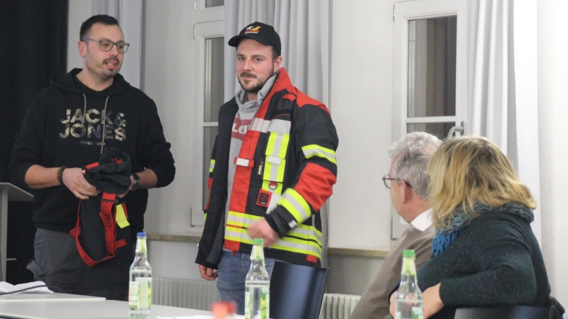 Feuerwehrkommandant Patrick Noll und sein Stellvertreter Christian Koch demonstrierten dem Stadtrat, wie die neue Einsatzkleidung aussieht. (Foto: Robert Maurer)
