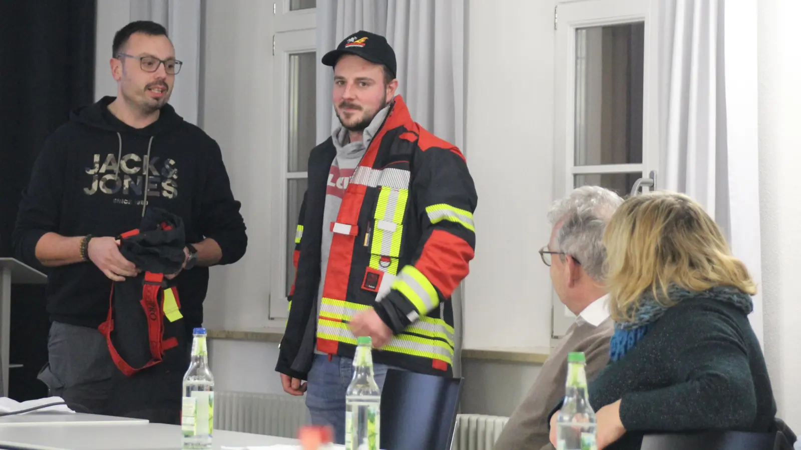 Feuerwehrkommandant Patrick Noll und sein Stellvertreter Christian Koch demonstrierten dem Stadtrat, wie die neue Einsatzkleidung aussieht. (Foto: Robert Maurer)