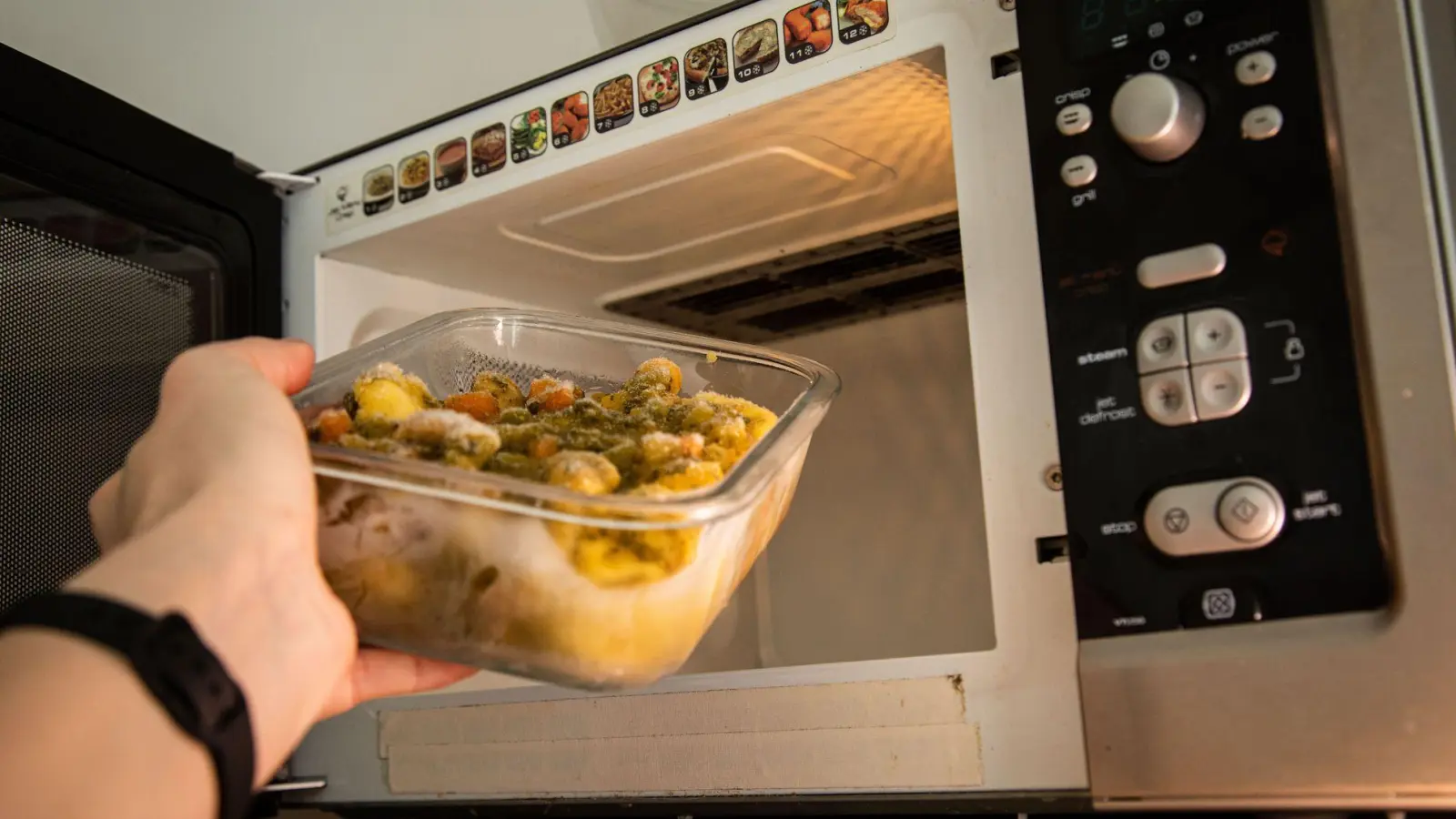 Auflauf erwärmen: Kleine Portionen gehen in der Mikrowelle besonders schnell. (Foto: Christin Klose/dpa-tmn)