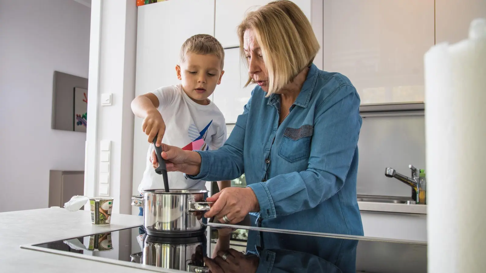 Beim gemeinsamen Kochen ist Vorsicht geboten: Heiße Töpfe und spritzende Flüssigkeiten können schnell zu Verbrühungen führen. (Foto: Christin Klose/dpa-tmn)