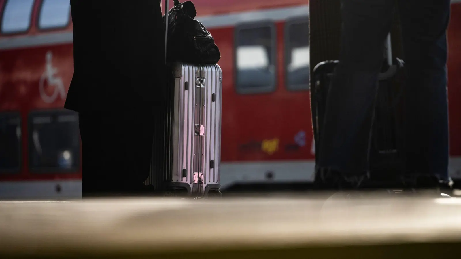 Immer wieder kommt es zum Diebstahl von Reisegepäck. (Illustration) (Foto: Marijan Murat/dpa)