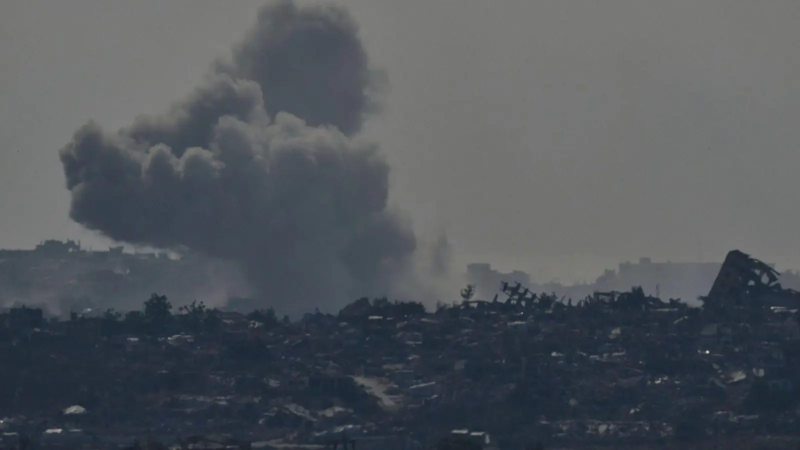 Israel hat erneut Dutzende Angriffe auf den Gazastreifen geflogen. (Foto: Leo Correa/AP/dpa)