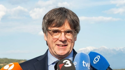 Carles Puigdemont gibt in Laroque-des-Albères in Südfrankreich vor Pressevertretern eine Erklärung ab. (Foto: Glòria Sánchez/EUROPA PRESS/dpa)