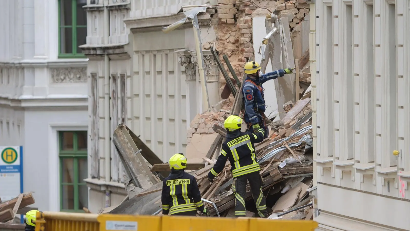 Einsatzkräfte arbeiten in Görlitz an den Trümmern des eingestürzten Gebäudes.  (Foto: Sebastian Willnow/dpa)
