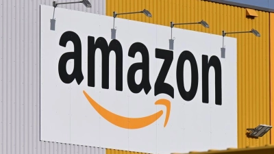 Ein Logistikzentrum von Amazon, auf dessen Gelände DHL-Container stehen. DHL ist das größte Paketunternehmen in Deutschland, gefolgt von Amazon - der Online-Handelsriese trägt einen großen Teil bei ihm bestellten Waren selbst aus. (Archivbild) (Foto: Wolf von Dewitz/dpa)