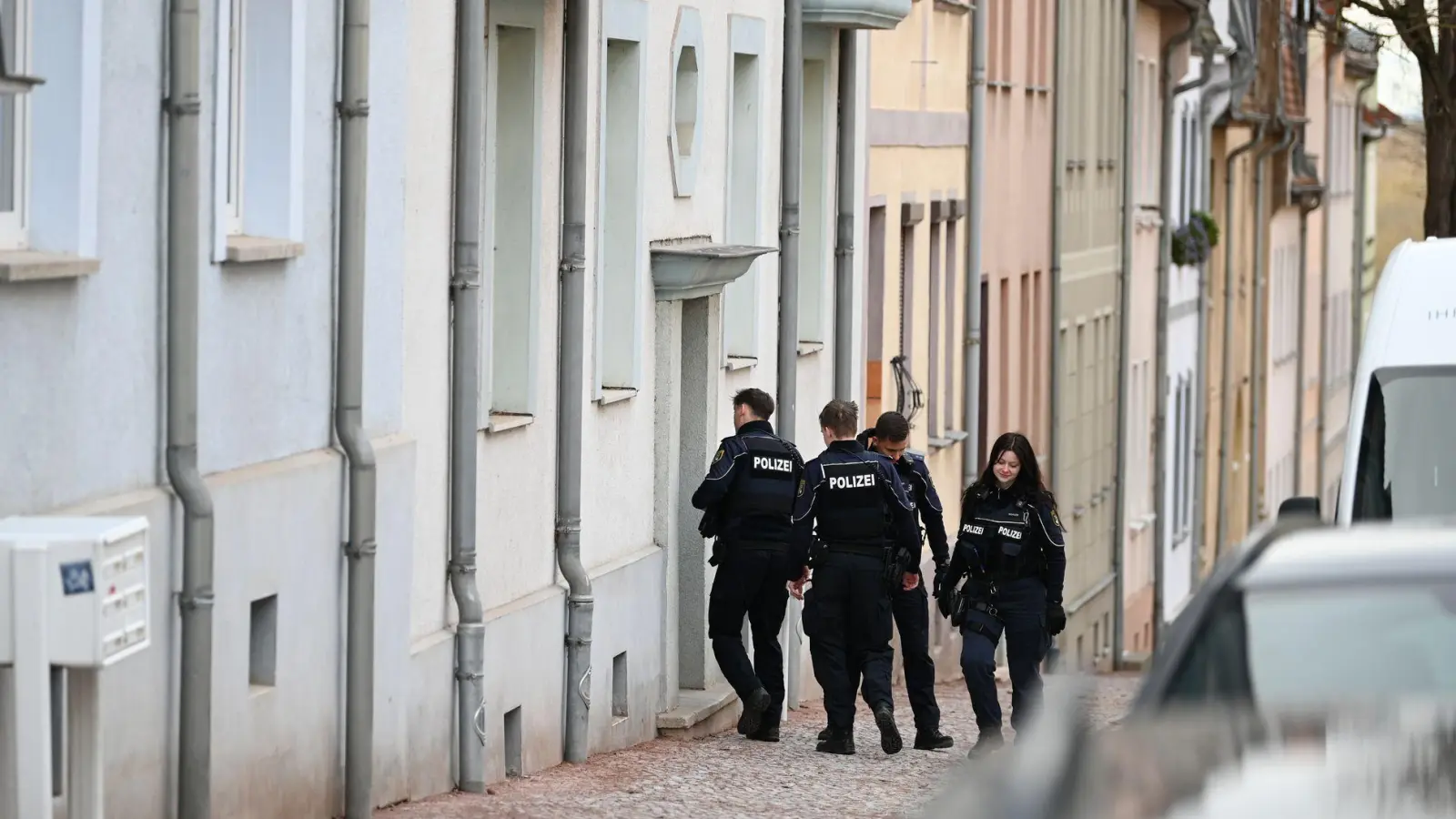 Polizisten durchsuchen ein Wohnhaus in Bernburg. Der mutmaßliche Todesfahrer vom Magdeburger Weihnachtsmarkt arbeitete in der Stadt in Sachsen-Anhalt als psychiatrischer Facharzt im Maßregelvollzug.  (Foto: Heiko Rebsch/dpa)