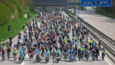 2023 waren zahlreiche Radler bei der ADFC-Sternfahrt auf der A96 unterwegs. (Archivbild)  (Foto: Karl-Josef Hildenbrand/dpa)