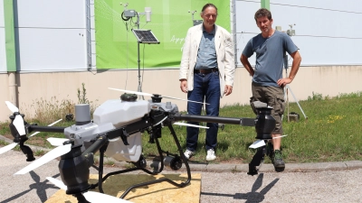 Prof. Dr. Patrick Noack (links) und Peter Hopf betreuen und begleiten zahlreiche Projekte am Innovationscampus in Merkendorf. Viele davon befassen sich auch mit KI. Die Drohne kann für Pflanzenschutz und Düngen verwendet werden – ganz ohne KI. Der Server setzt aber beispielsweise Aufnahmen von Kameradrohen schneller zusammen als Menschen. (Foto: Antonia Müller)