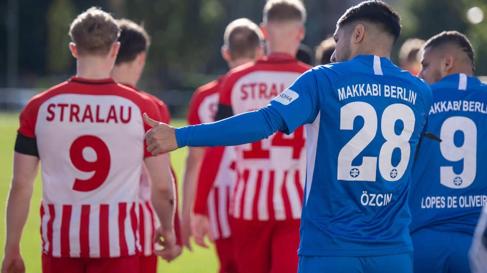 Spieler von Makkabi Berlin und Berolina Stralau betreten vor dem Anpfiff das Spielfeld. (Foto: Monika Skolimowska/dpa)