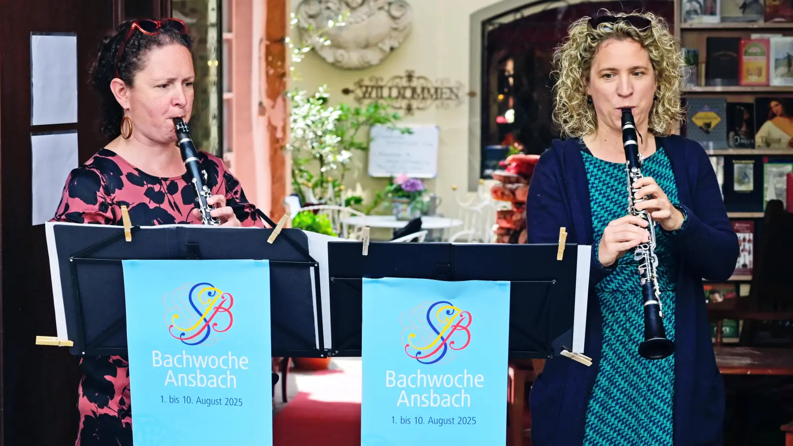 Klarinetten-Duo am Ansbach-Tag: Viola Wenk (links) und Anne Hüttinger. (Foto: Jim Albright)