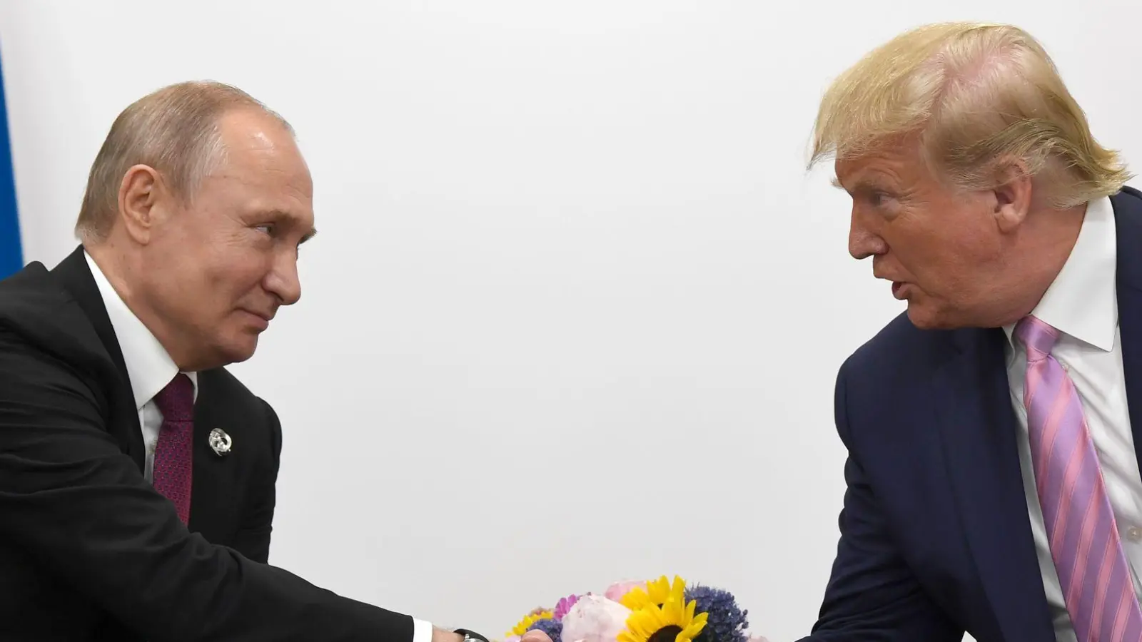 Bereits wenige Stunden nach seiner Amtseinführung hatte Donald Trump (r) angekündigt, er wolle möglichst schnell mit Putin (l) reden. (Archivbild) (Foto: Susan Walsh/AP/dpa)