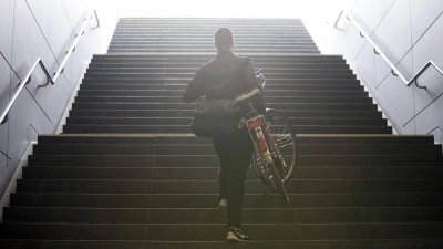 Kettenöl auf der Kleidung kann sehr hartnäckig sein. (Foto: Christin Klose/dpa-tmn)