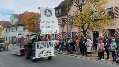 Am Sonntag ab 14 Uhr zieht der traditionelle Kirchweihumzug der Ortsburschen und -madle mit bunt geschmückten Traktoren und Wagen durch Uehlfeld. (Foto: Markt Uehlfeld)