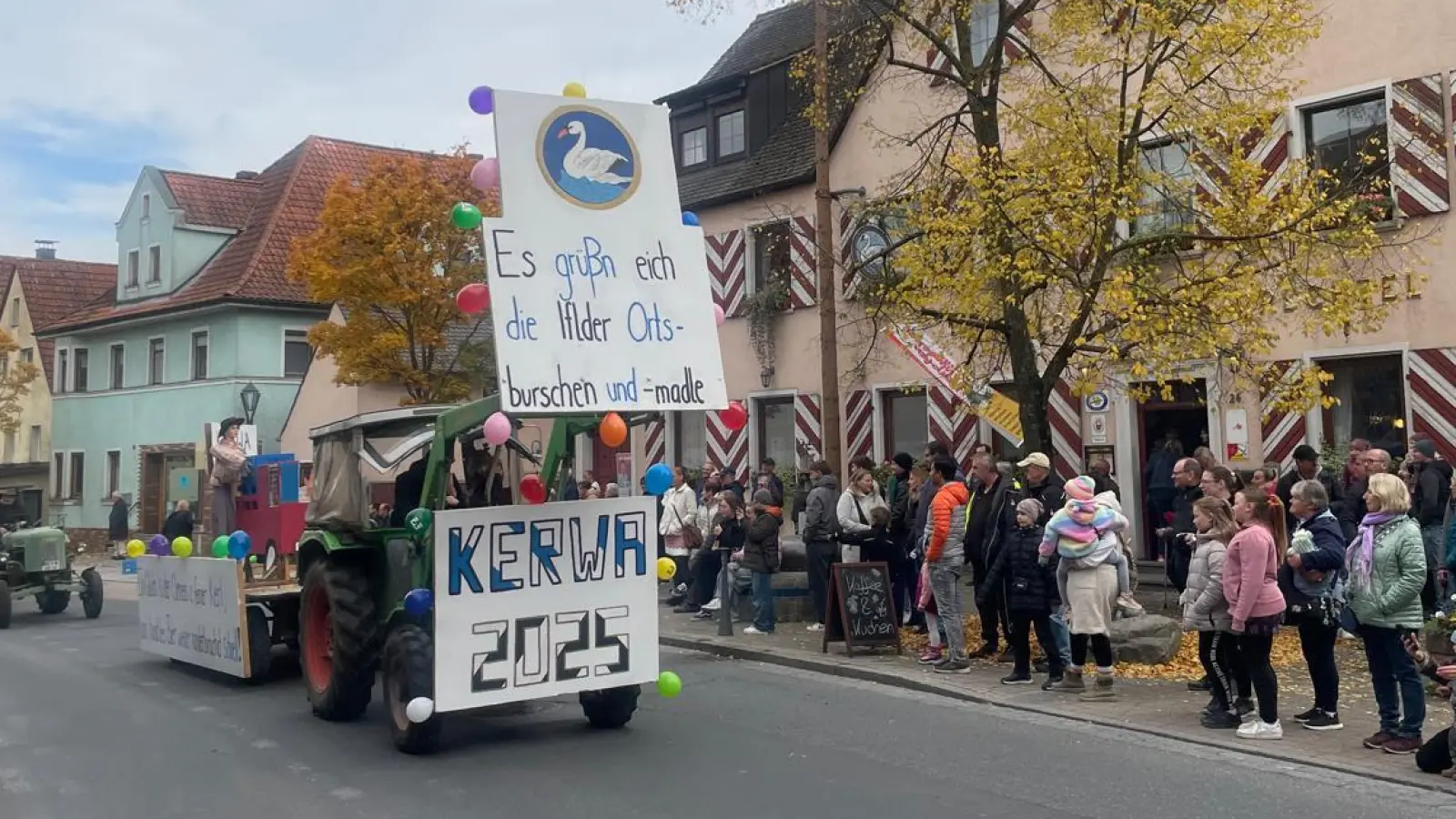 Am Sonntag ab 14 Uhr zieht der traditionelle Kirchweihumzug der Ortsburschen und -madle mit bunt geschmückten Traktoren und Wagen durch Uehlfeld. (Foto: Markt Uehlfeld)