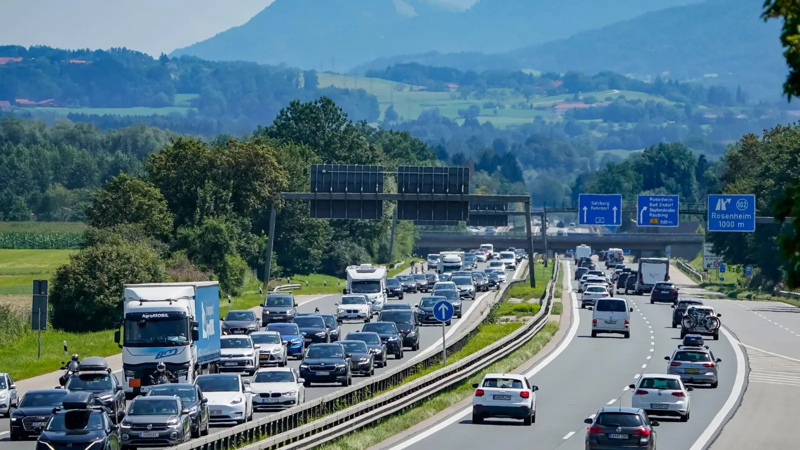 Dort, wo die bayerischen Autobauer Audi und BMW ihre Werke haben, ist die Autodichte besonders hoch. (Symbolbild) (Foto: Uwe Lein/dpa)