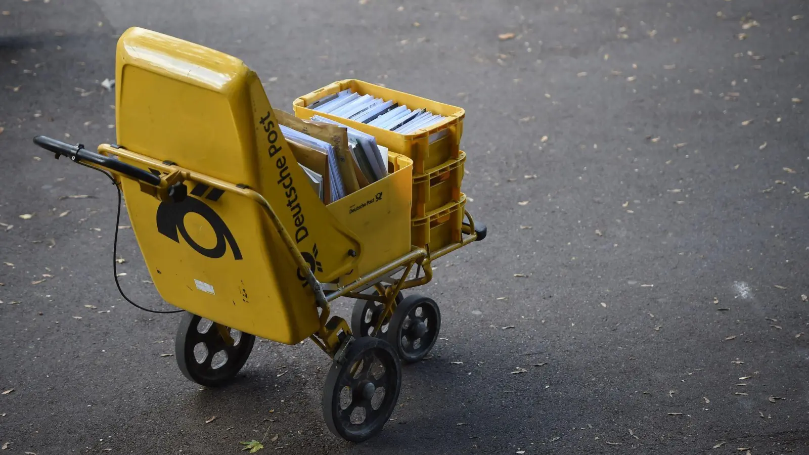 Der Trolley eines Zustellers der Deutschen Post in Stuttgart. (Foto: Lino Marcel Mirgeler/dpa)