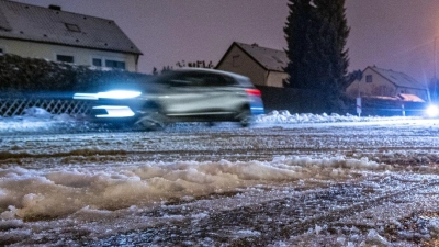 Vielerorts waren die Straßen in Bayern von einer Eisschicht überzogen. (Foto: Armin Weigel/dpa)