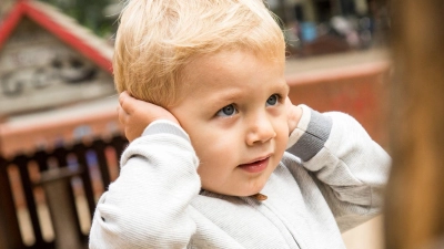 Betrifft oft kleinere Kinder: Bei einem Paukenerguss sammelt sich Flüssigkeit hinter dem Trommelfell. (Foto: Christin Klose/dpa-tmn)