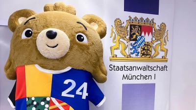 Mit diesem sehr echt aussehenden Kostüm hatte der Youtuber es beim EM-Eröffnungsspiel bis auf das Spielfeld geschafft. (Archivbild) (Foto: Britta Schultejans/dpa)
