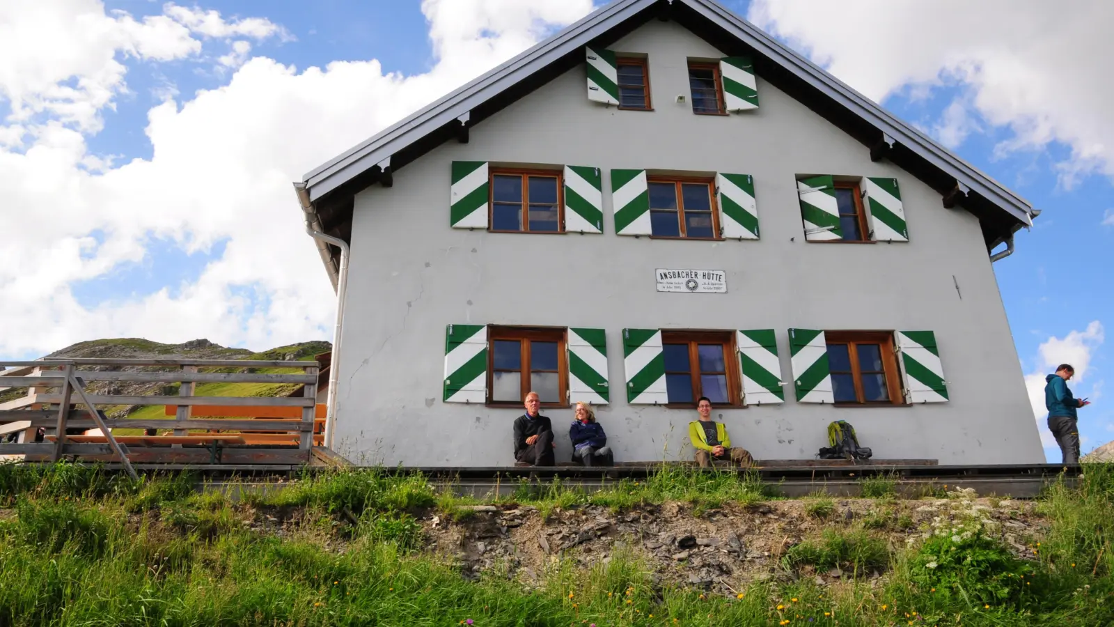 Vor der Hütte ist Zeit für eine erste Verschnaufpause.  (Foto: Jonas Volland)