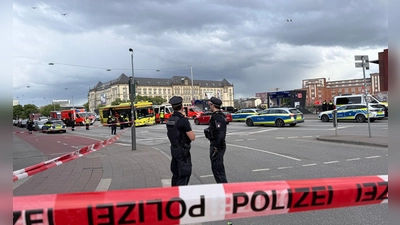 Der Hamburger Hauptbahnhof ist nach dem Messerangriff weiträumig abgesperrt. (Foto: Christian Charisius/dpa)
