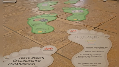 Frage für Frage arbeiten sich die Besucherinnen und Besucher durch die Ausstellung und lernen dabei, was sie selbst dazu beitragen können, um die Ressourcen der Erde nicht über Gebühr zu belasten. (Foto: Stadt Ansbach/Anne Ziegler)