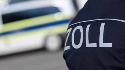 Die ungefähr 75.000 versteckten Zigaretten konnten mit Hilfe einer Großröntgenanlage entdeckt werden. (Symbolbild) (Foto: Julian Stratenschulte/dpa)