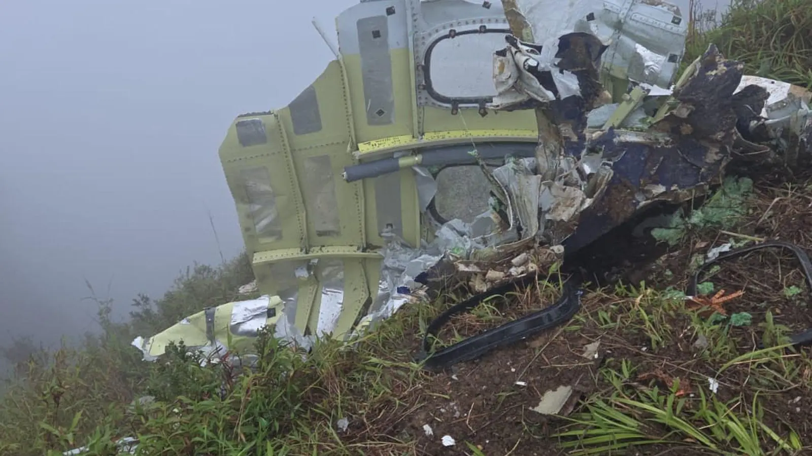 Nach Angaben des Verkehrsministeriums verlor das Flugzeug beim Landeanflug den Kontakt zur Flugsicherung, nachdem es vom vorgesehenen Anflugkurs abgewichen war. (Foto: Uncredited/Indonesian National Search and Rescue Agency (BASARNAS)/AP/dpa)