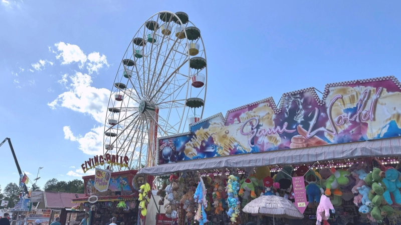 An zehn Tagen findet das Frühlingsfest auf dem Messegelände in diesem Jahr statt. Auf die Besucherinnen und Besucher wartet unter anderem wieder ein Riesenrad. (Archivbild: Lara Hausleitner)