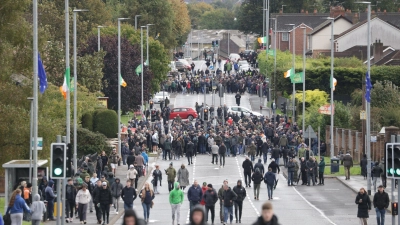 Keine Bewegung: Die umstrittene Parade bleibt seit den Morgenstunden blockiert.  (Foto: Peter Morrison/PA Wire/dpa)