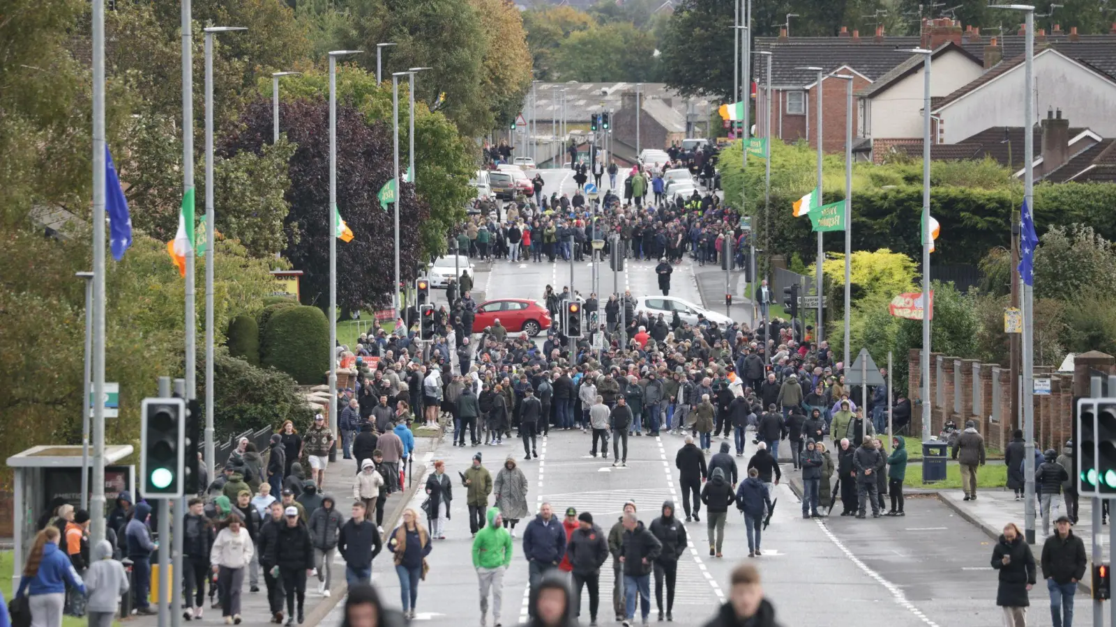 Keine Bewegung: Die umstrittene Parade bleibt seit den Morgenstunden blockiert.  (Foto: Peter Morrison/PA Wire/dpa)