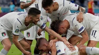 Das italienische Team jubelt nach dem Führungstreffer. (Foto: Matthias Schrader/Pool AP/dpa)