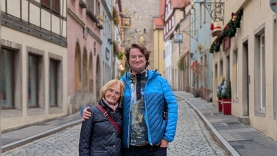 Alexander Müller mit seiner Oma Barbara Winkler bei einem Spaziergang durch die Altstadt: Die beiden sind nicht nur familiär verbunden, sondern auch durch ein außergewöhnliches Filmprojekt. (Foto: Dieter Müller)
