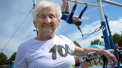 Turnfest mit 98 Jahren. Johanna Quaas&#39; Lebensmotto lautet: immer in Bewegung bleiben. (Archivbild) (Foto: Heiko Rebsch/dpa)