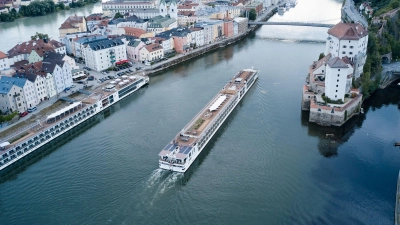 Flussschiff auf der Donau in Passau: Meist sind die Anlegestellen zentral gelegen - ideal für Erkundungen in den Städten. (Foto: Tobias Köhler/dpa/dpa-tmn)