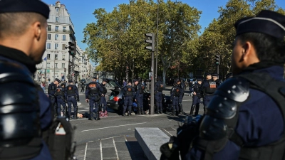 Frankreichweit sind rund 70.000 Polizeikräfte im Einsatz, um schwere Ausschreitungen und Plünderungen zu verhindern.  (Foto: Emma Da Silva/AP/dpa)