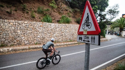 Neue Regeln für Radreisen in Spanien – ab Oktober heißt es außerhalb von Ortschaften: Helmpflicht auf dem Fahrrad. (Foto: Clara Margais/dpa/dpa-tmn)