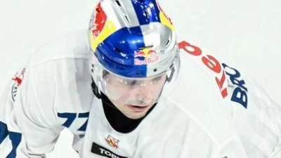 Ohne Adam Brooks (l) fehlt dem EHC Red Bull München ein Topstürmer. (Archivbild) (Foto: Uwe Anspach/dpa)