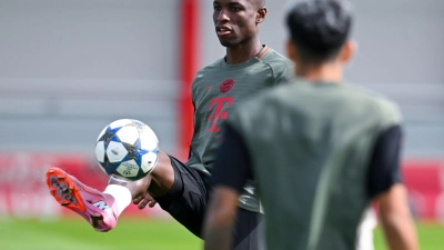 Nicolas Jackson in Aktion beim Training vor dem Wiedersehen mit Chelsea. (Foto: Sven Hoppe/dpa)